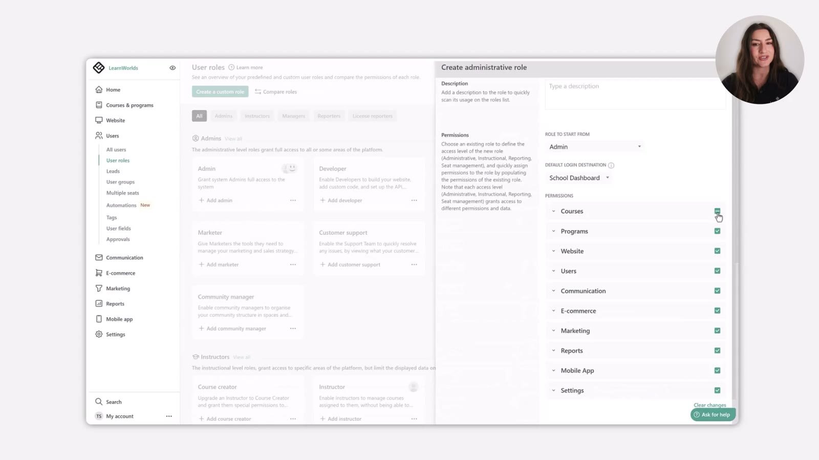 LearnWorlds-Bereich User roles mit geöffnetem Dialog „Create administrative role“ und Berechtigungen pro Bereich wie Courses, Website, Users und Reports