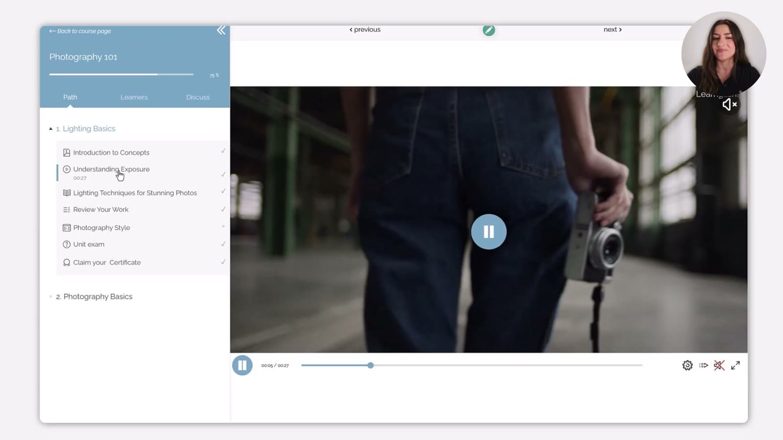LearnWorlds-Kursplayer mit Lernpfad links, Fortschrittsbalken bei 75 Prozent, abgehakten Lektionen und laufendem Video rechts